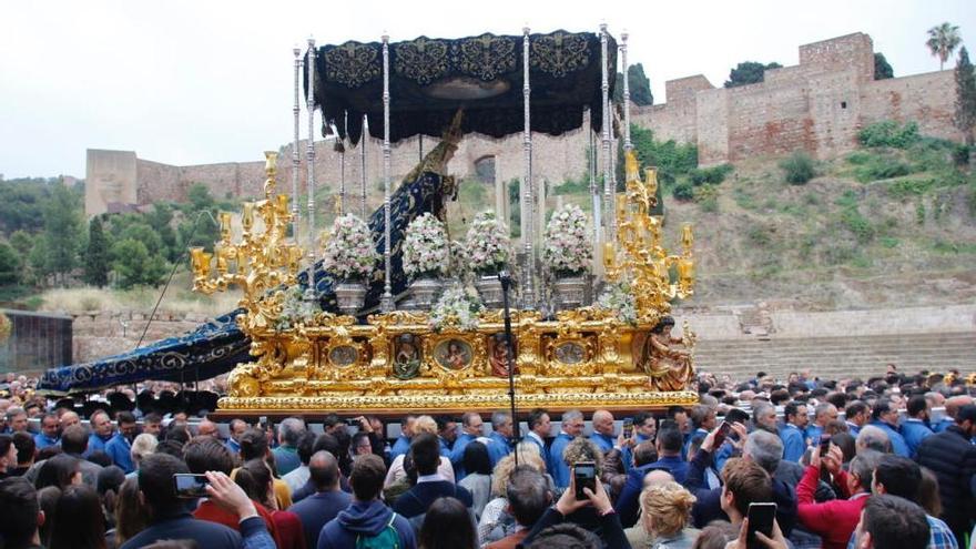 La Virgen del Amor discurre por la calle Alcazabilla.