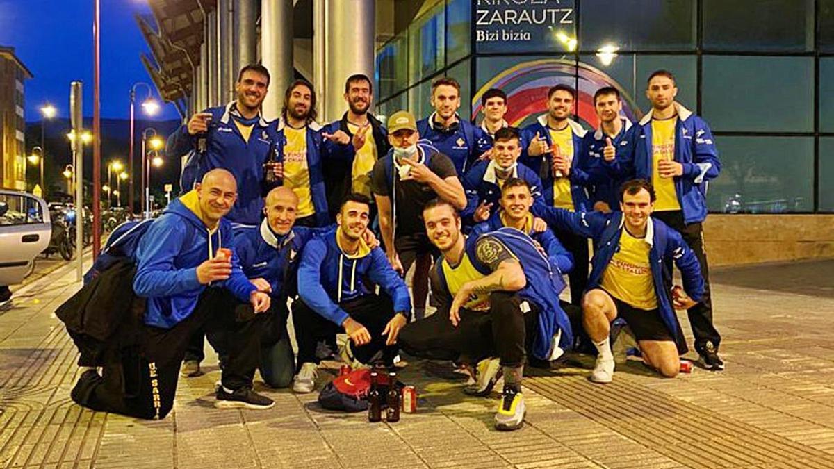 Els jugadors del Sarrià celebren la victòria, i la salvació virtual, fora del pavelló de Zarautz. | UES