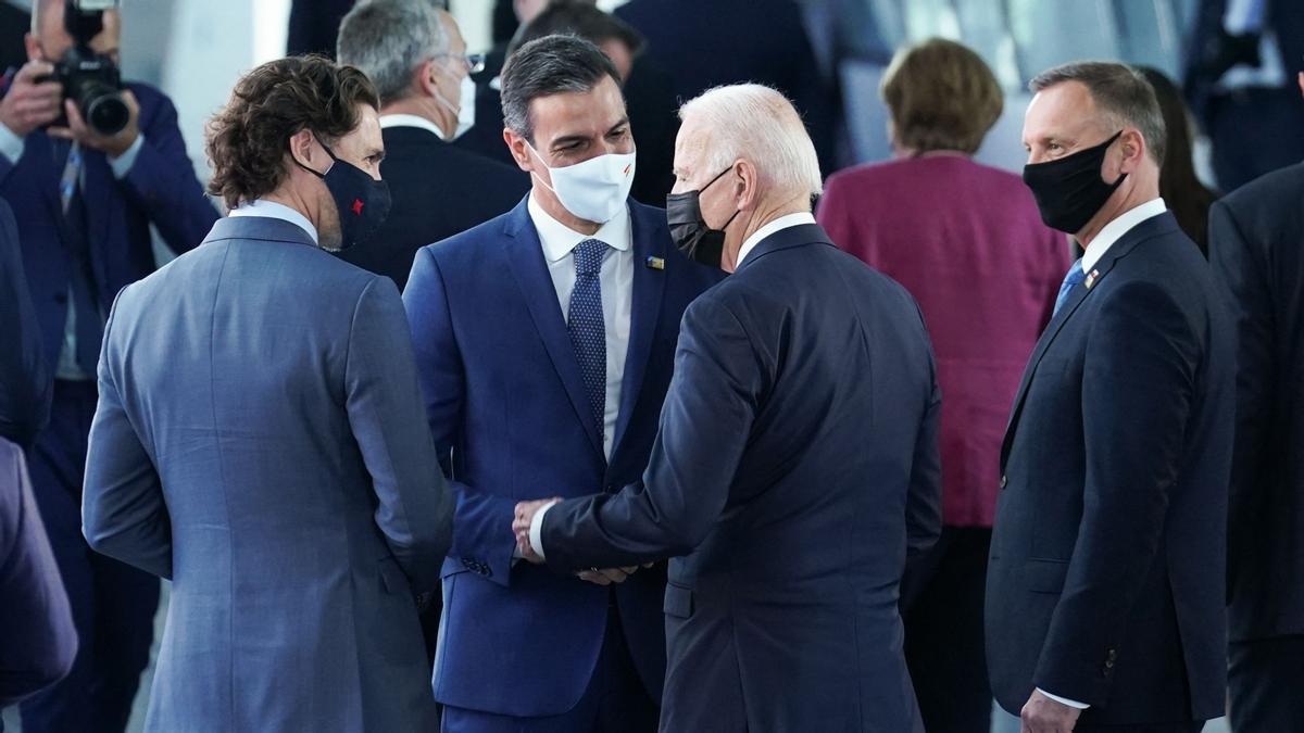 El presidente del Gobierno, Pedro Sánchez, y el presidente de EEUU, Joe Biden, durante la cumbre de la OTAN en Bruselas, este 13 de junio. 