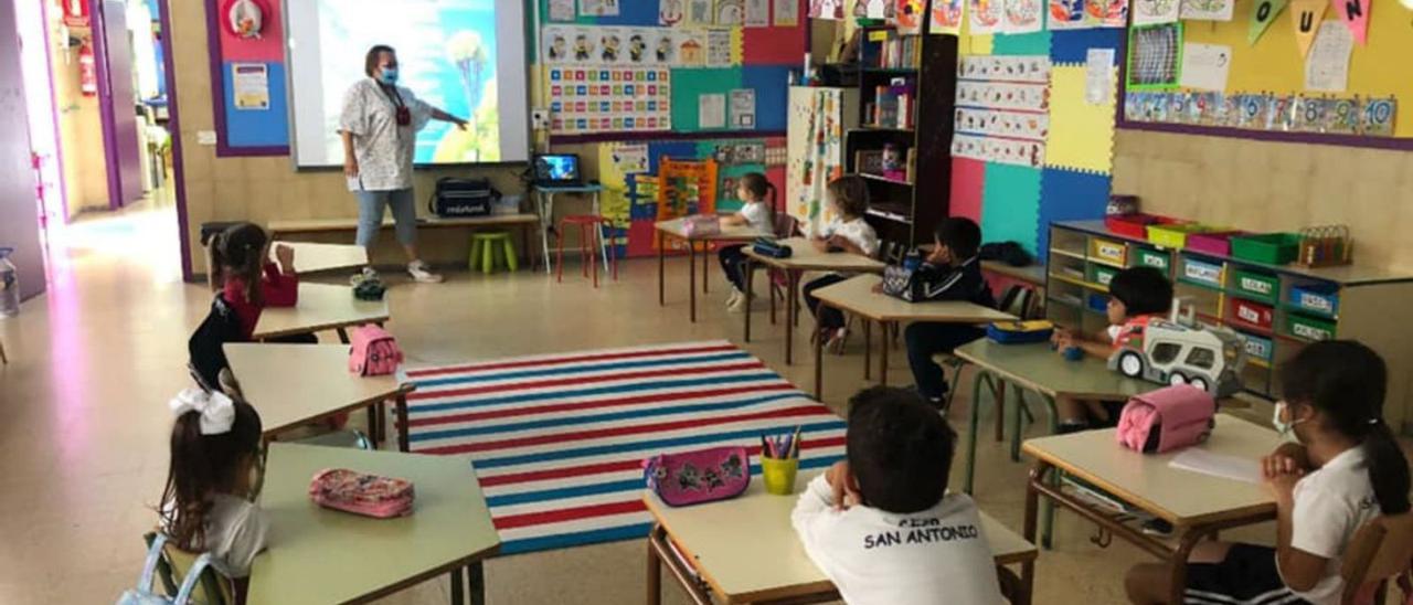 Algunos de los alumnos de la escuela unitaria de San Antonio durante sus clases. | | CER TELDE-VALSEQUILLO