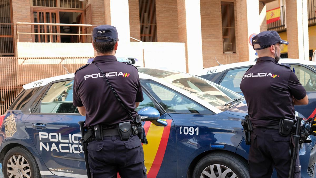 Agentes de la Policía Nacional vigilando la zona exterior del Palacio de Justicia de Elda.