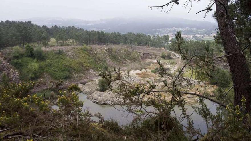 Vista de la antigua cantera, donde ya ha empezado el vertido de tierra.