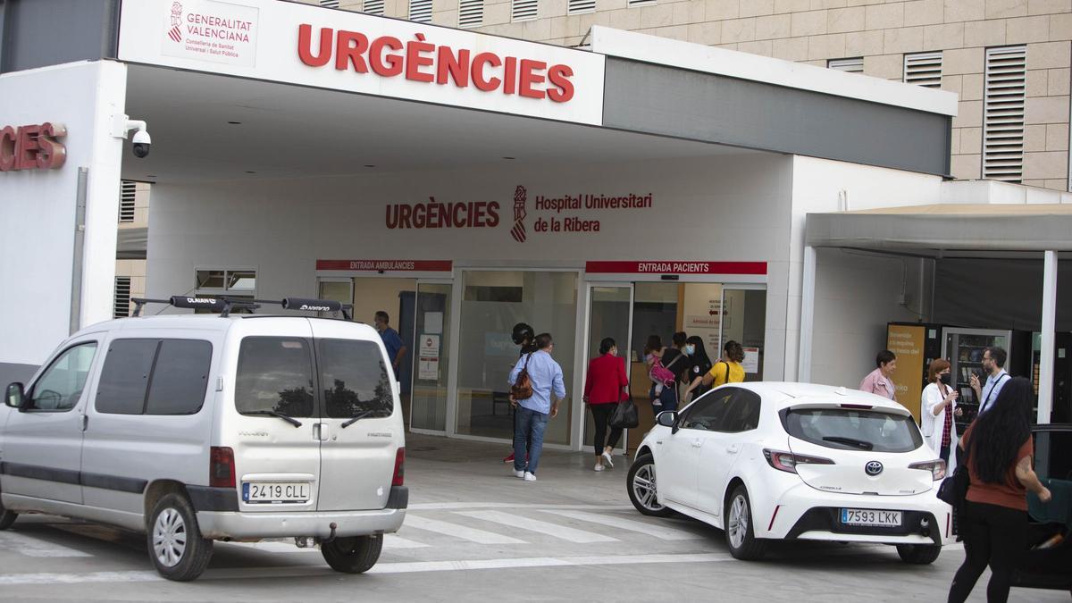 Acceso al departamento de Urgencias del hospital de la Ribera.