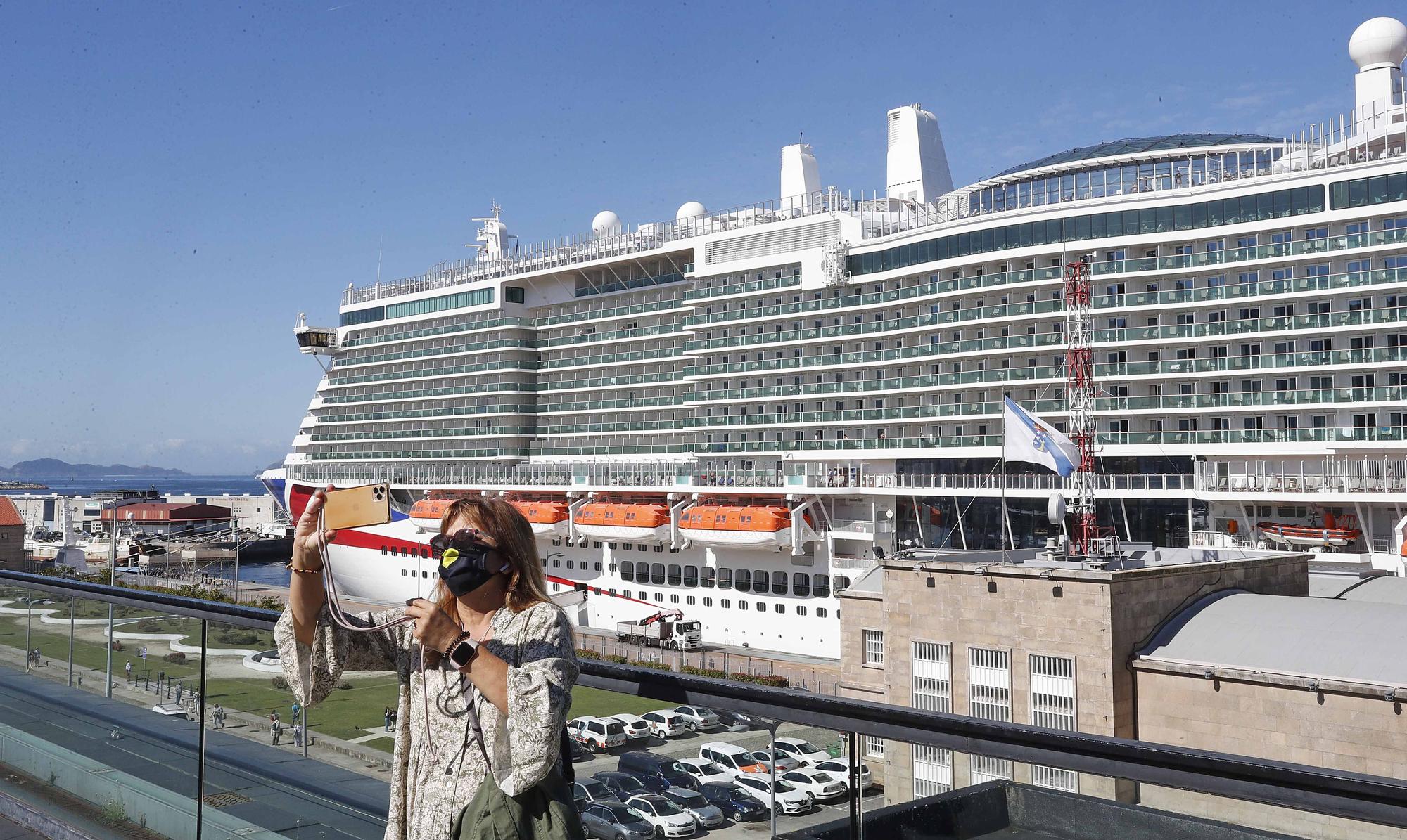 Miles de cruceristas desembarcan en Vigo