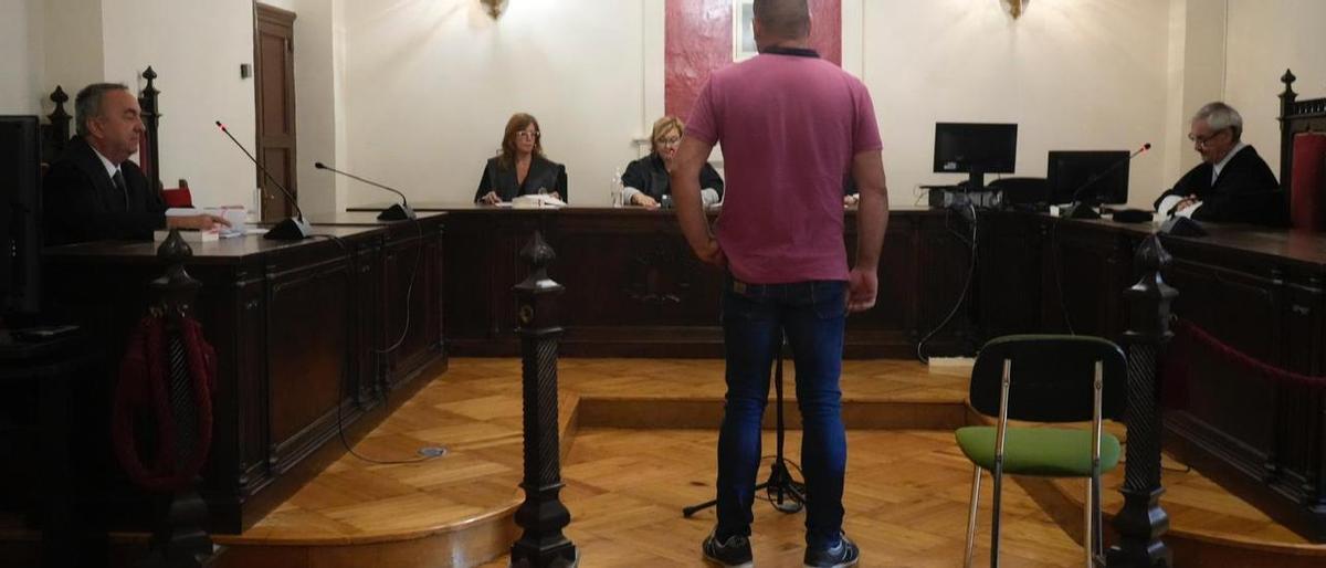 El autor confeso de una agresión sexual por besar a una menor, en el banquillo de los acusados El autor confeso de una agresión sexual por besar a una menor, en el banquillo de los acusados