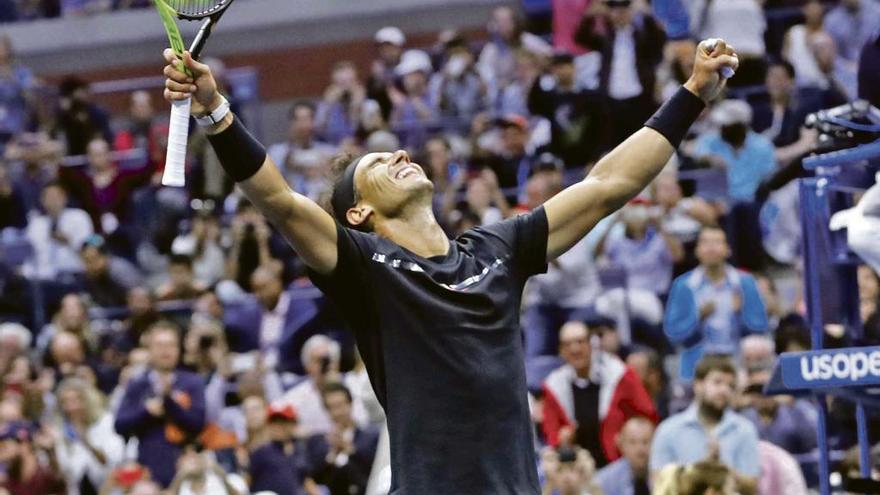 Rafel Nadal en la celebración sobre la pista de su victoria en la final de Nueva York.