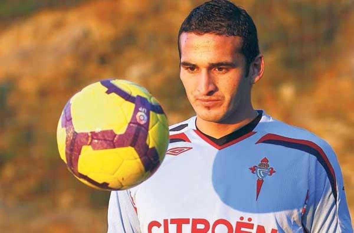 Gastón Cellerino, nada más enfundarse por primera vez la camiseta del Celta, ayer por la tarde en A Madroa.