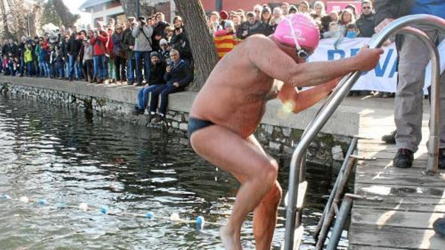 Un dels participants sortint de l&#039;aigua de l&#039;estany de Puigcerdà entremig d&#039;aplaudiments del públic