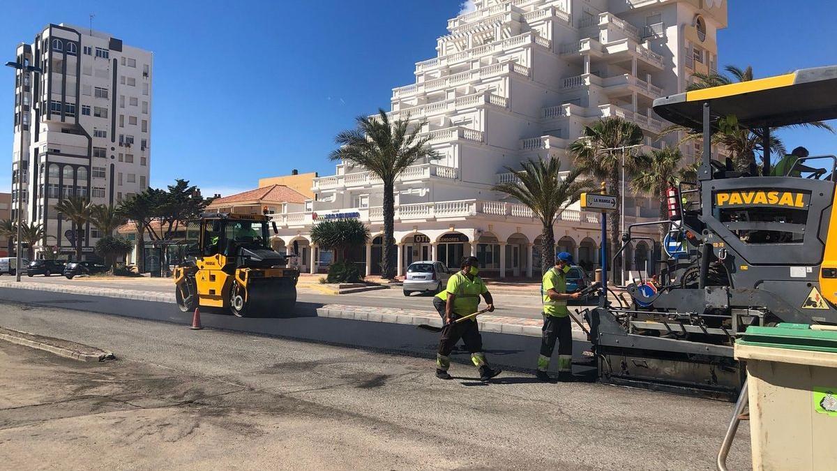 Labores de asfaltado en la Gran Vía de La Manga