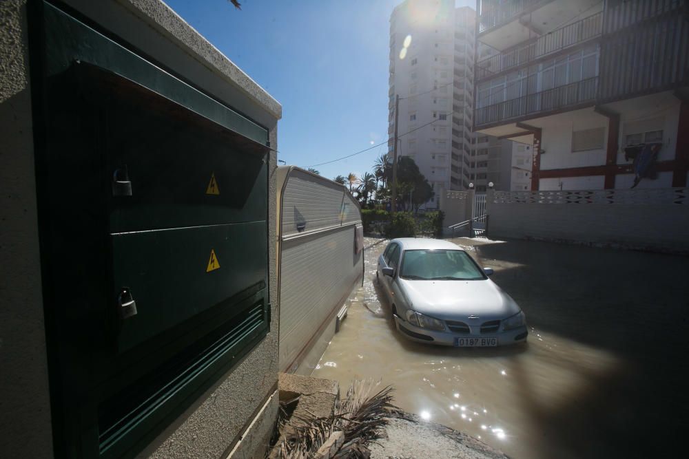 Tres edificios de la playa de San Juan siguen anegados y 120 viviendas sin luz ni agua