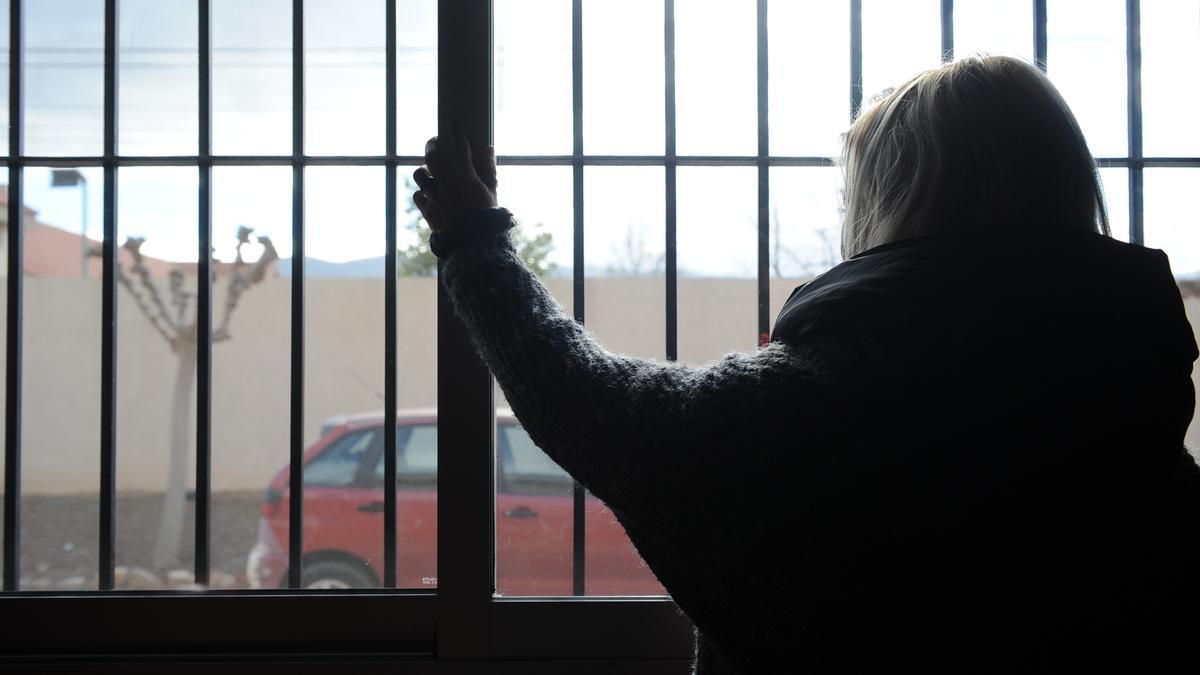 Erika, asomada a una de las ventanas del centro de Proyecto Hombre en Murcia.