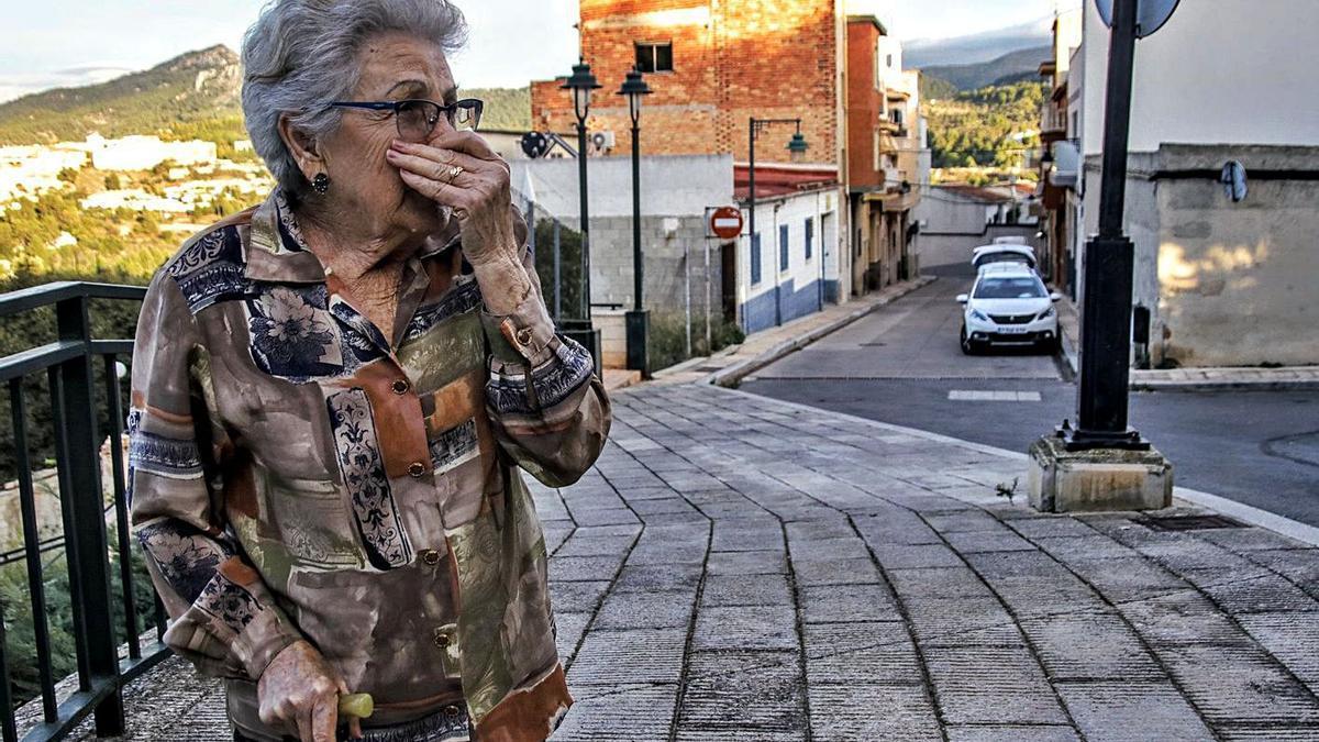 Una vecina se tapa la nariz por el hedor.