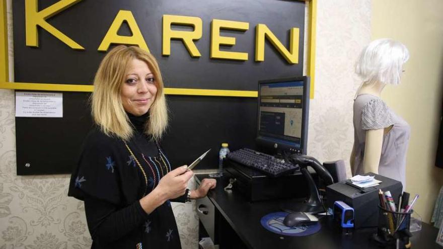 Karen Fernández muestra las tijeras con las que intimidó al caco en su tienda. // Bernabé/Gutier