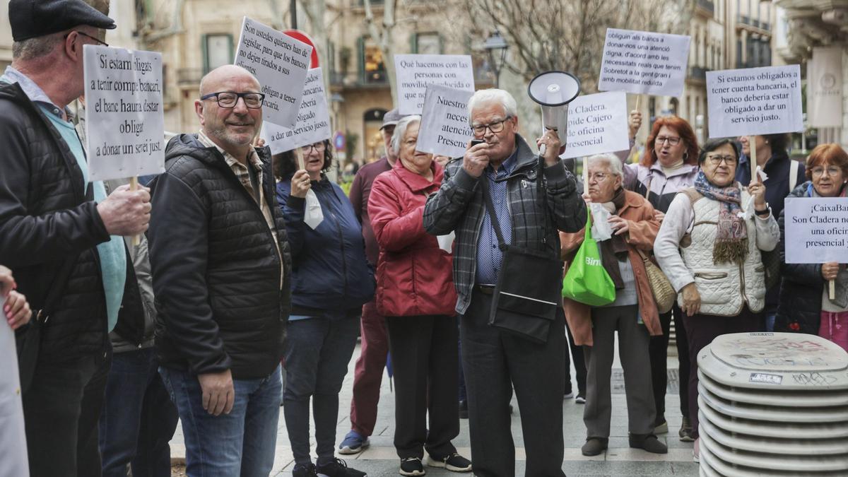 Los vecinos de Son Cladera protestan frente a Delegación por el cierre de oficinas bancarias