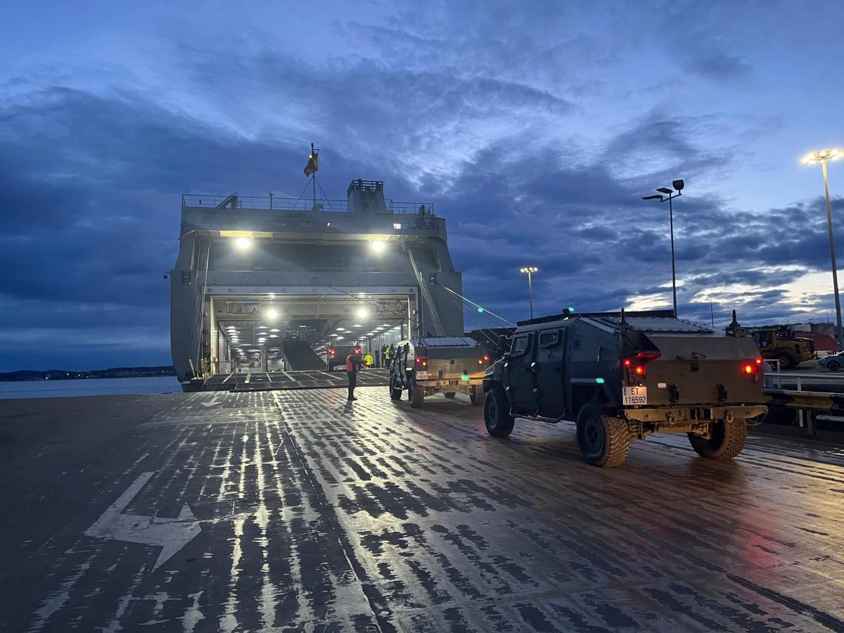 Embarque de vehículos militares en el buque de la Armada Ysabel, en el puerto de Santander en la tarde de este miércoles.