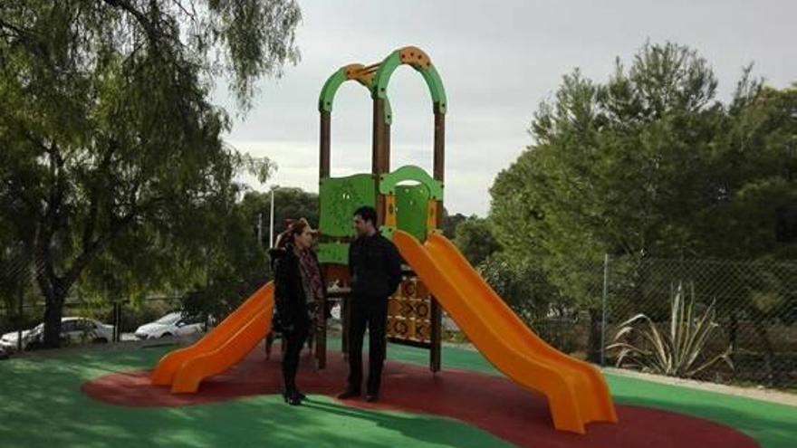 El colegio Francisco Candela tiene nuevas instalaciones de juegos infantiles.