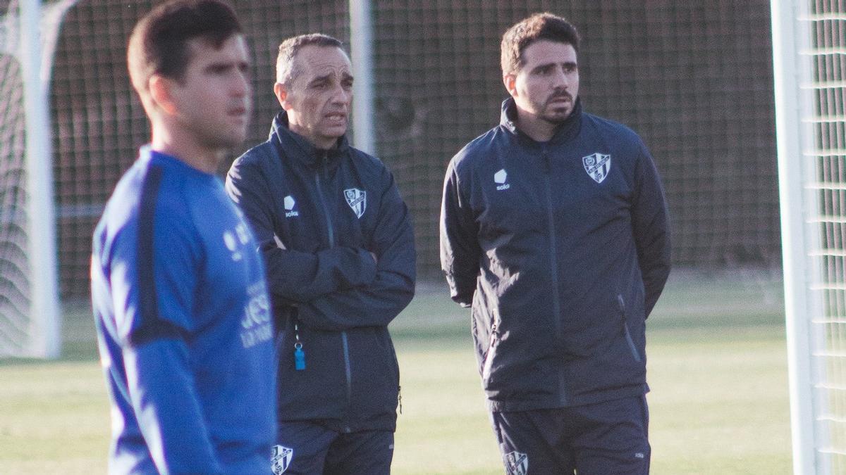 José Luis Oltra, durante una sesión de entrenamiento en la Base Aragonesa.