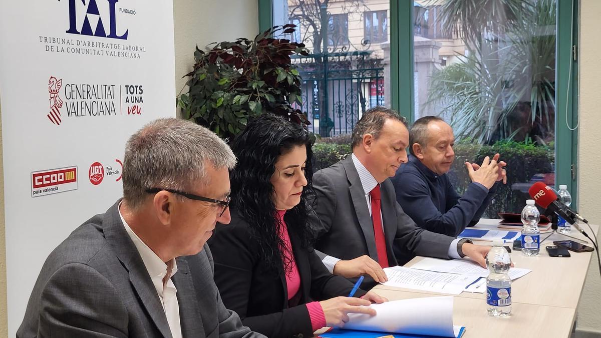 Rafa Climent, Ana García, Salvador Navarro e Ismael Sáez en la firma del acuerdo.