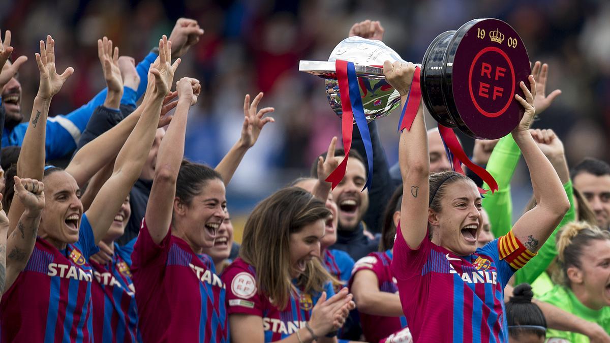 La capitana Alexia Putellas levanta junto a sus compañeras de equipo el trofeo que las acredita como ganadoras de la liga Iberdrola por tercer año consecutivo