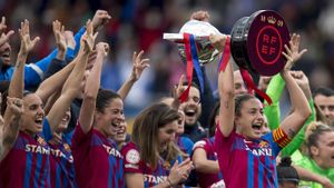 El Barça femení encadena la tercera Lliga golejant el Madrid (5-0)