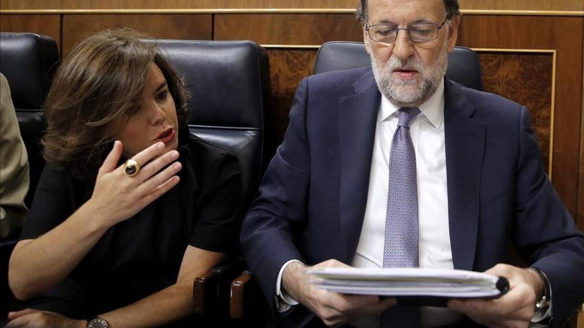 El presidente Mariano Rajoy junto a su número dos, Soraya Sáenz de Santamaría, en la sesión de investidura