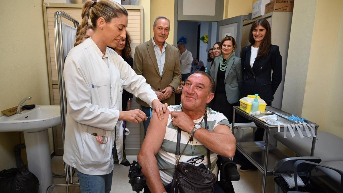 Un hombre se vacuna en el inicio de la campaña, en Pontevedra.