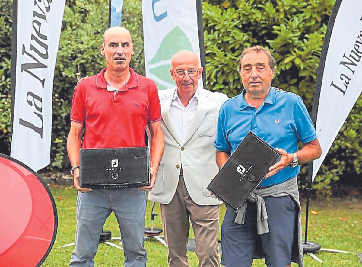 segundos 2ª categoría. Francisco Javier Capellín Rodríguez y José Antonio Cortina, junto a Miguel González, gerente de Cyasa-MG.