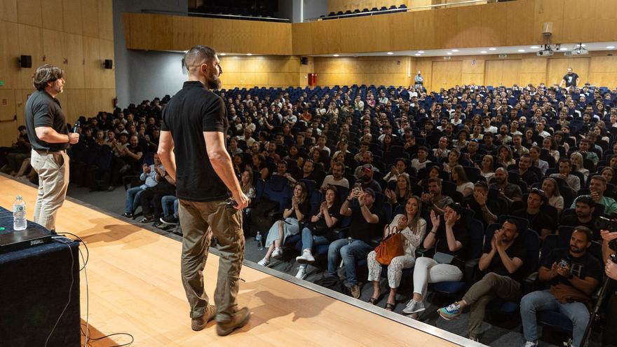 Pelayo Gayol imparte una charla a opositores a Policía Nacional y Guardia Civil en el Paraninfo de la Universidad de Alicante