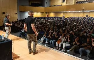Pelayo Gayol imparte una charla a opositores a Policía Nacional y Guardia Civil en el Paraninfo de la Universidad de Alicante