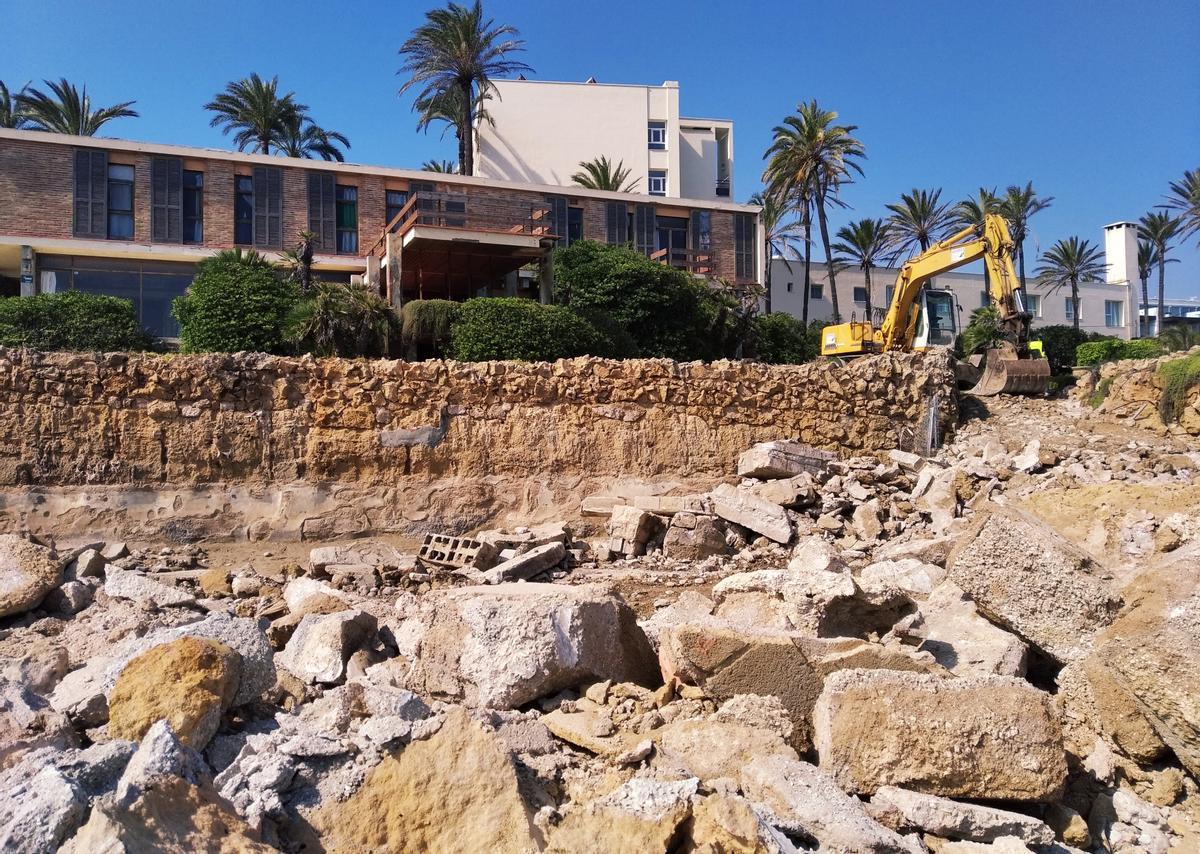 La demolición de muros y estructura levantados en 1960 por Navarro Rubio es compleja