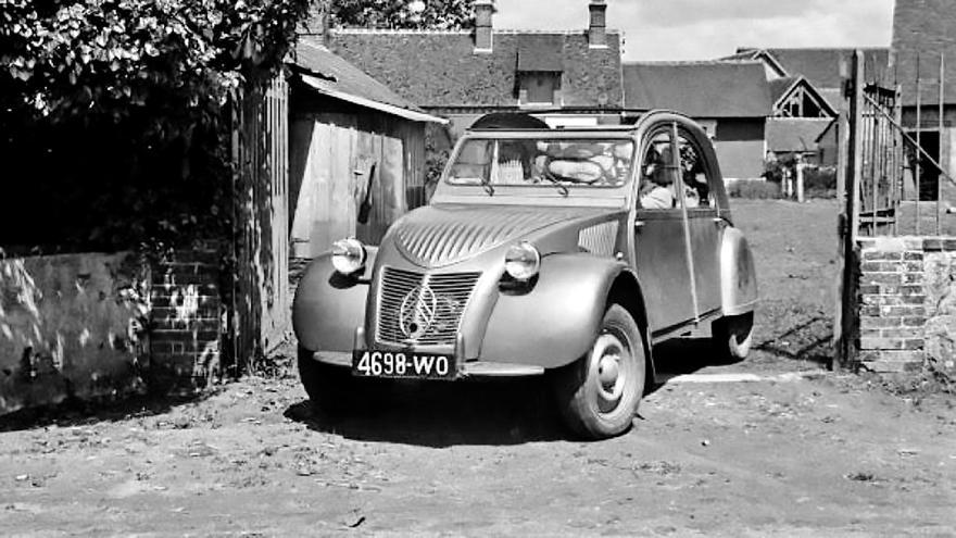 Un dos primeiros 2CV saídos de fábrica.