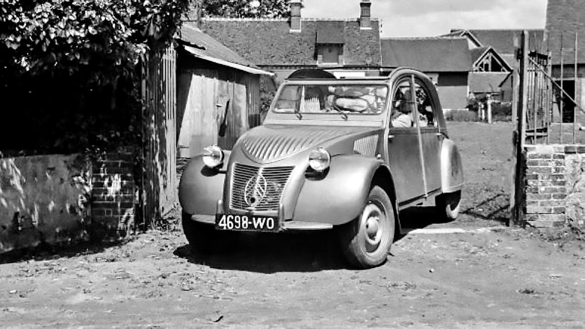 Un dos primeiros 2CV saídos de fábrica.