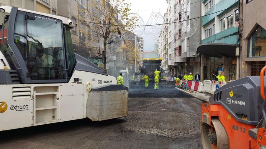 Arranca el asfaltado final de Celso Emilio Ferreiro, cerrada al tráfico desde mayo