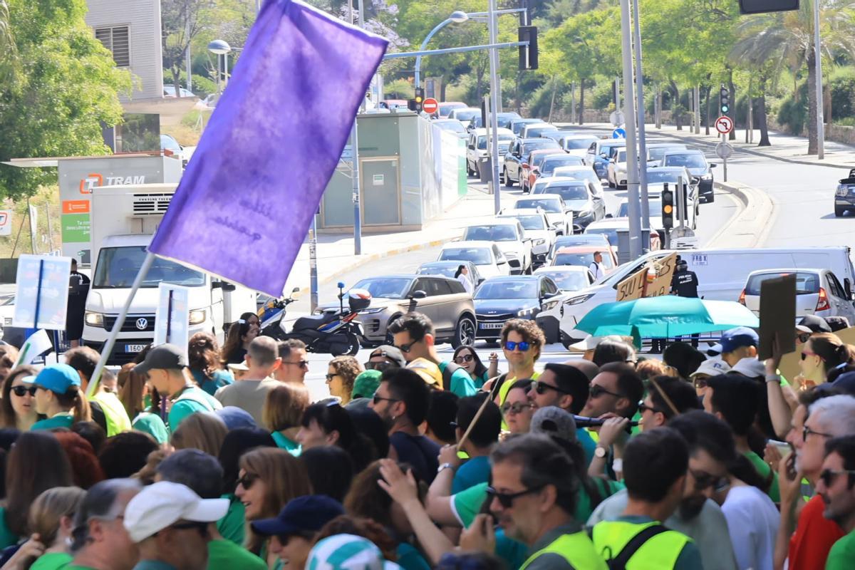 Colapso del tráfico en Alicante por la huelga de profesores
