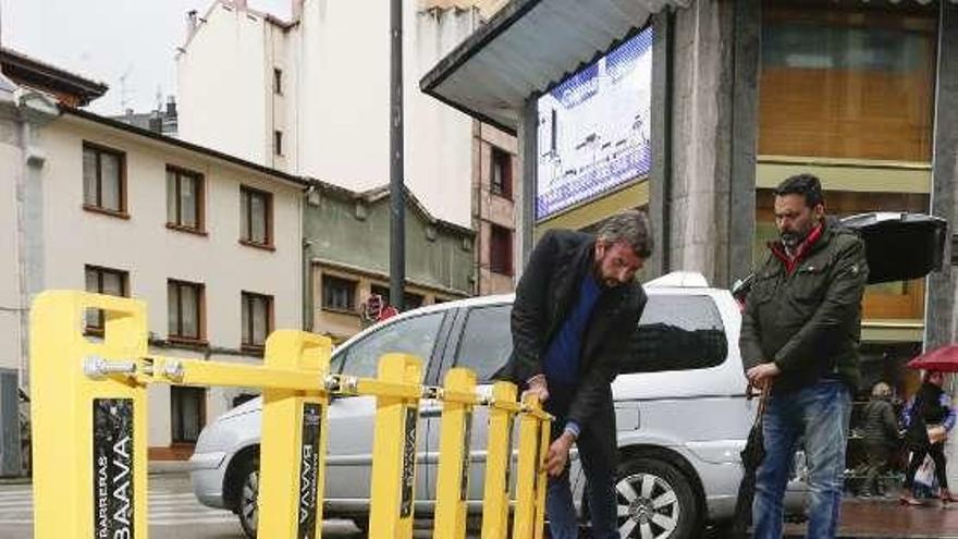 Ricardo Fernández, a la derecha, ante la barrera.