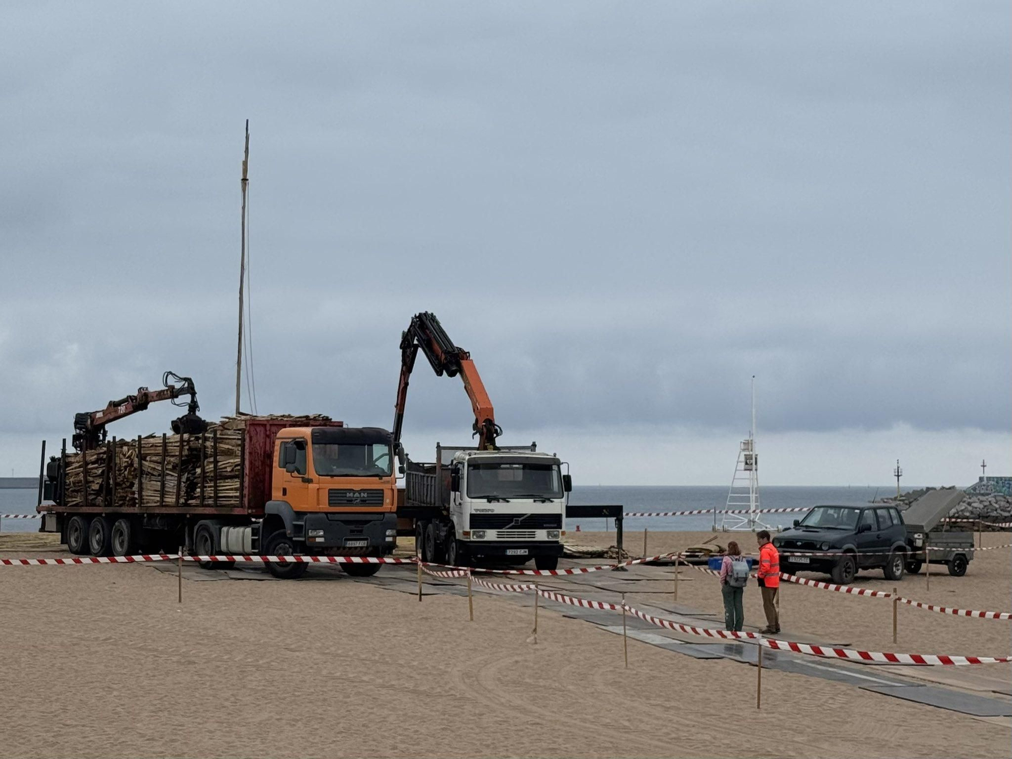 Gijón se prepara para la Hoguera de San Juan (en imágenes)
