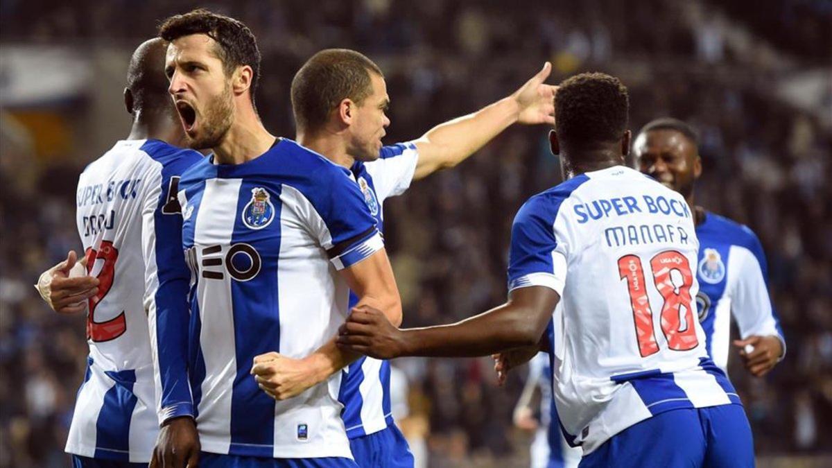 Marcano celebra su gol con sus compañeros