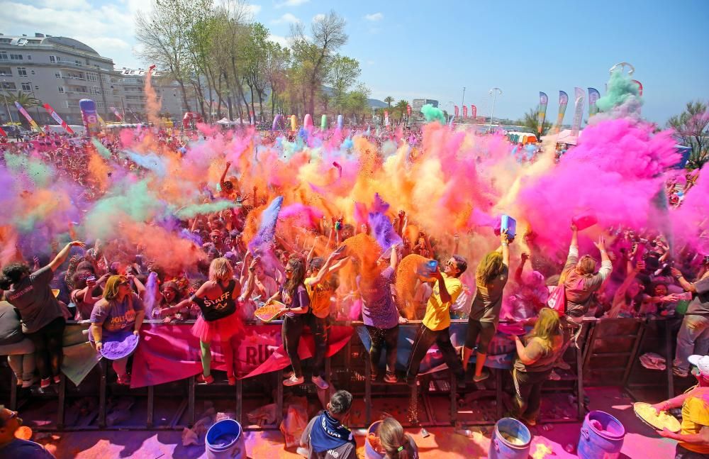 La carrera más colorida reúne a miles de participantes en Vigo