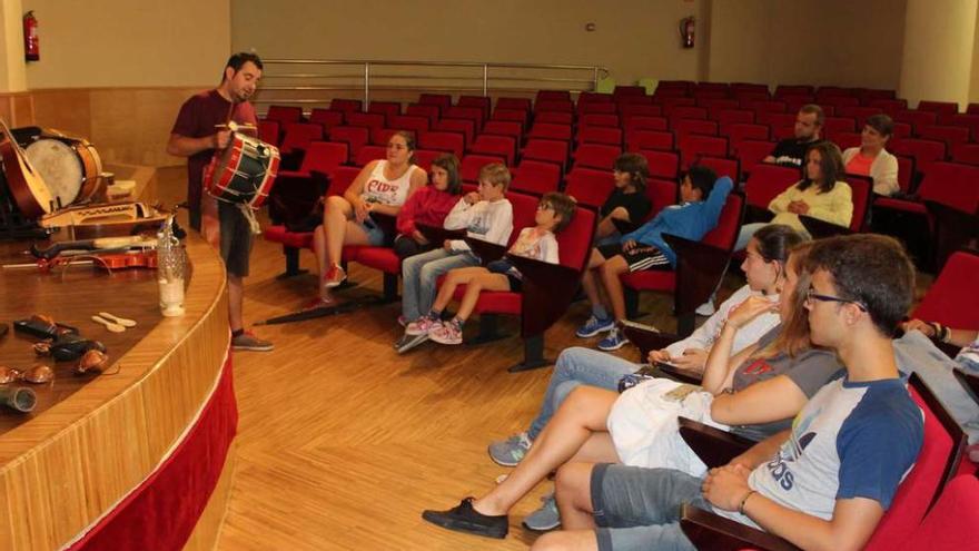 David Varela abre la Escuela de Música Folk en Tapia