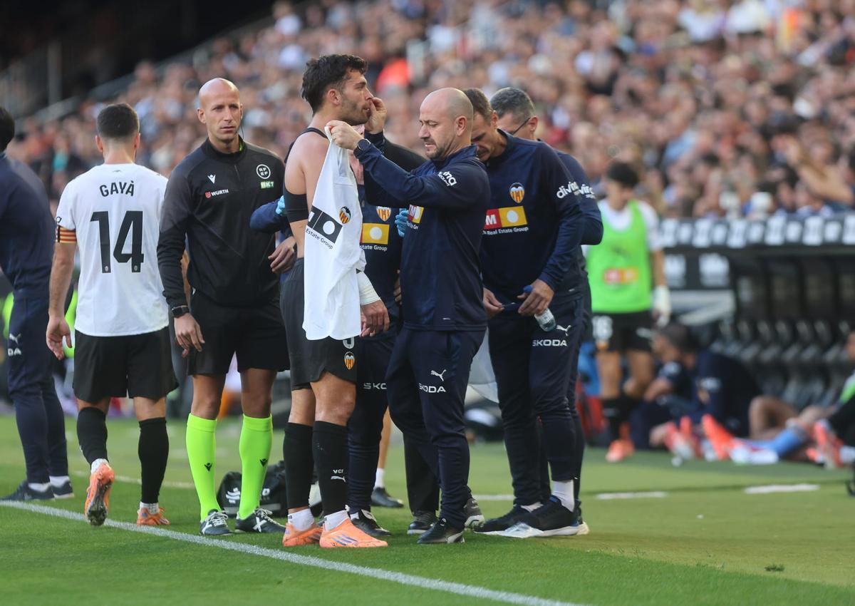 Duro, sangrando por la nariz, tras un golpe de Carmona