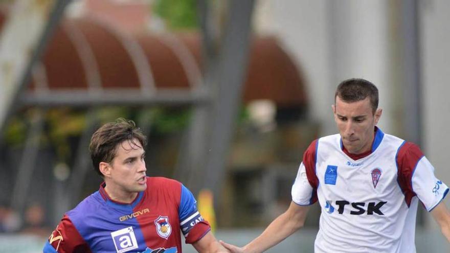 Borja Fernández controla el balón ante un jugador del Roces.