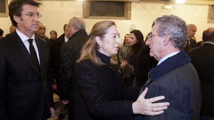 El presidente de la Xunta de Galicia, Alberto Nuñez Feijoo (i), y la ministra de Fomento, Ana Pastor, trasladan el pésame a Camilo Díaz, hijo del intelectual galleguista Isaac Díaz Pardo