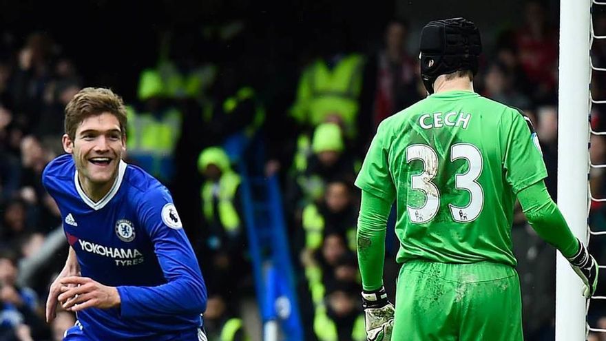 El español Marcos Alonso celebra unos de sus goles con el Chelsea.