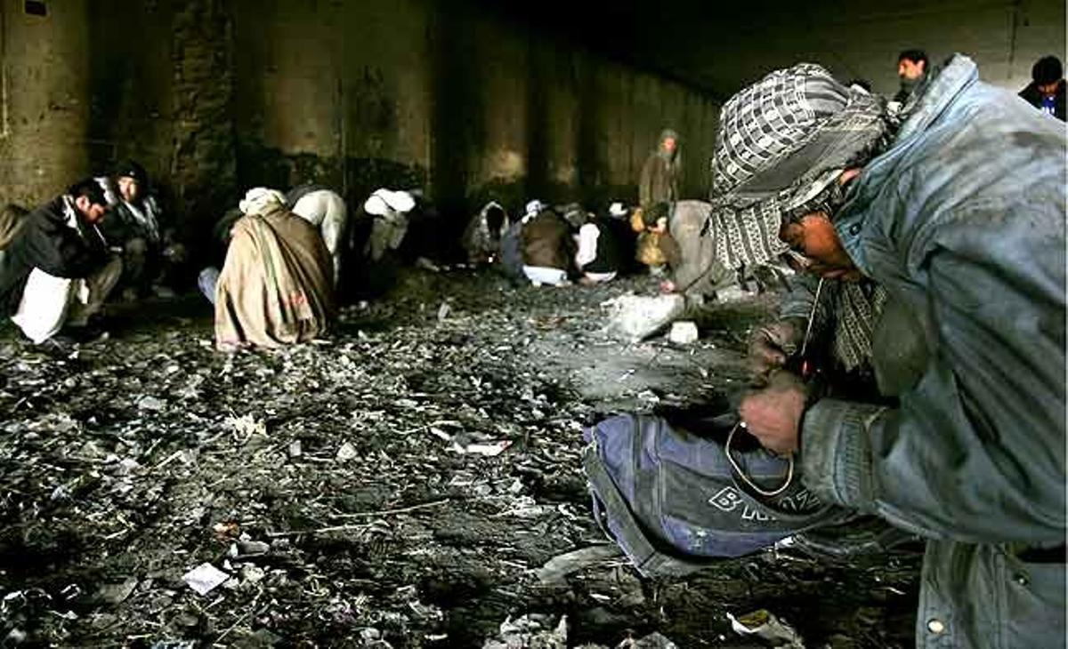 Un grup d’homes afganesos fumen heroïna a Kabul (Afganistan).