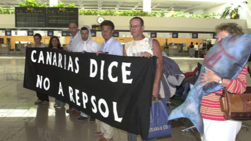 Protesta en el aeropuerto de Lanzarote contra las prospecciones en 2001. i LP/DLP