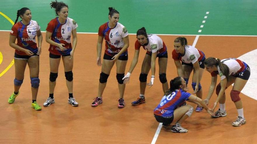 Las jugadoras del Fisiomás Zalaeta se saludan en el encuentro del pasado sábado en el Barrio de las Flores.