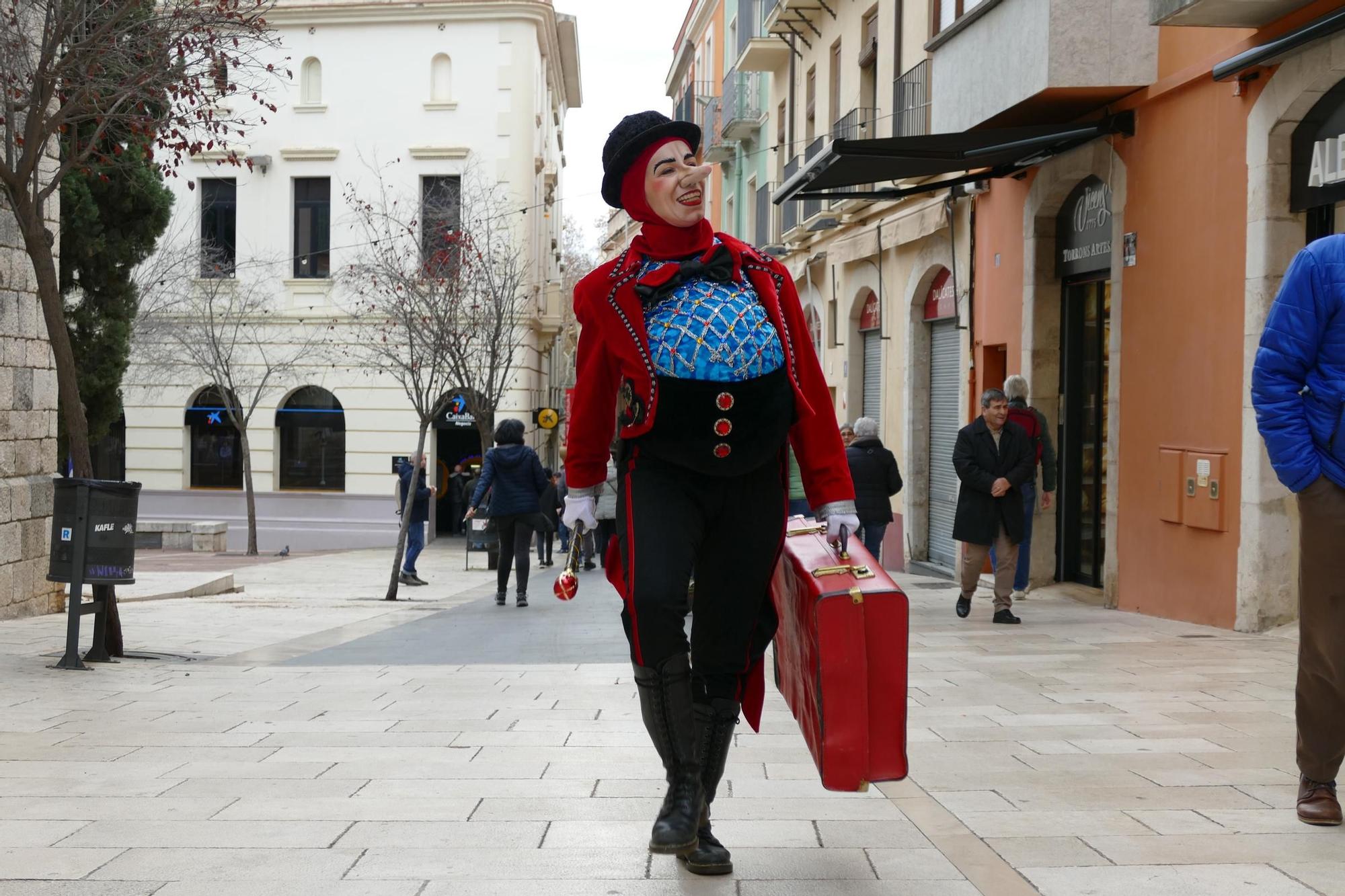 La Dona dels Nassos passeja pel centre de Figueres