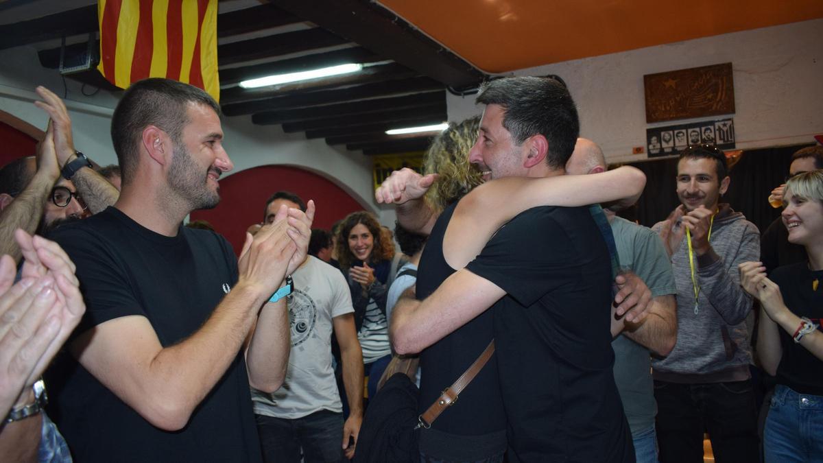 L'alcalde, Ivan Sànchez, celebrant la victòria amb l'exalcaldessa Montse Venturós