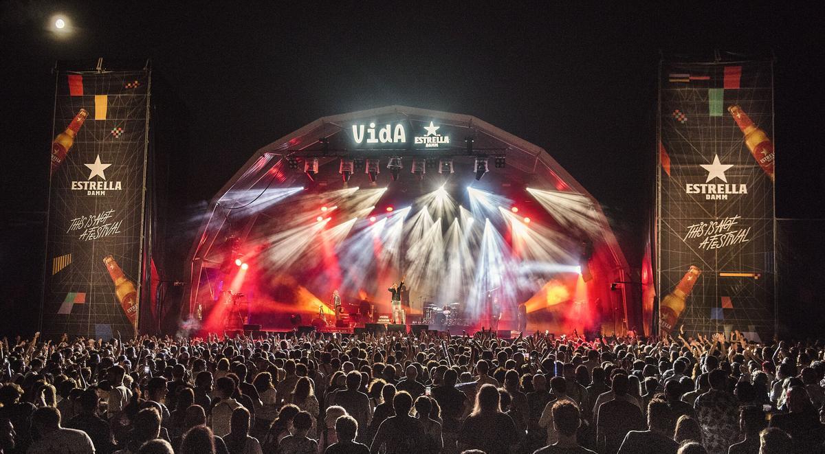 Ambiente y público durante el concierto de Suede en el Vida de 2023.
