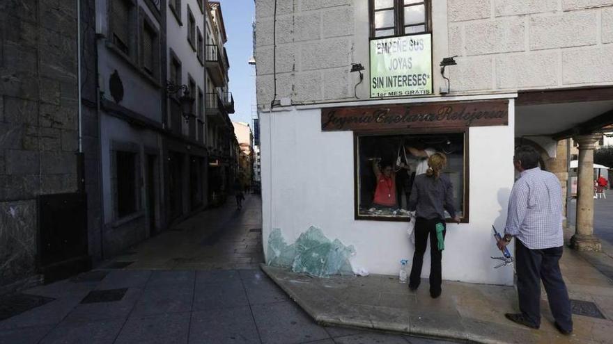 Joyería de la calle San Francisco cuyo escaparate fue destrozado para robar las joyas expuestas.